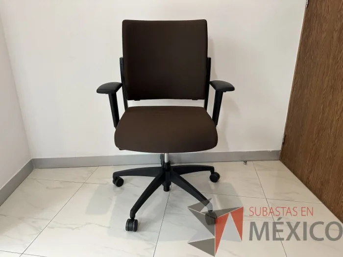 Lote 038 - Silla operativa con ruedas, descansabrazos, asiento y respaldo en tela color café