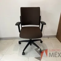 Lote 038 - Silla operativa con ruedas, descansabrazos, asiento y respaldo en tela color café - Imagen 3