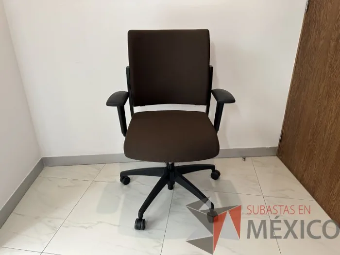 Lote 038 - Silla operativa con ruedas, descansabrazos, asiento y respaldo en tela color café - Imagen 3