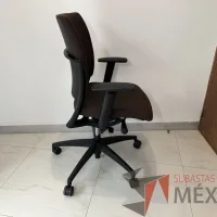 Lote 038 - Silla operativa con ruedas, descansabrazos, asiento y respaldo en tela color café - Imagen 4