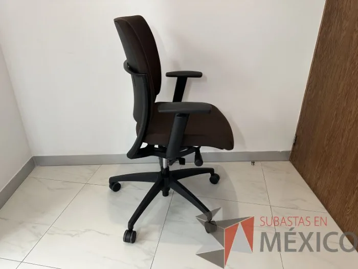 Lote 038 - Silla operativa con ruedas, descansabrazos, asiento y respaldo en tela color café - Imagen 4