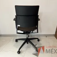Lote 038 - Silla operativa con ruedas, descansabrazos, asiento y respaldo en tela color café - Imagen 5