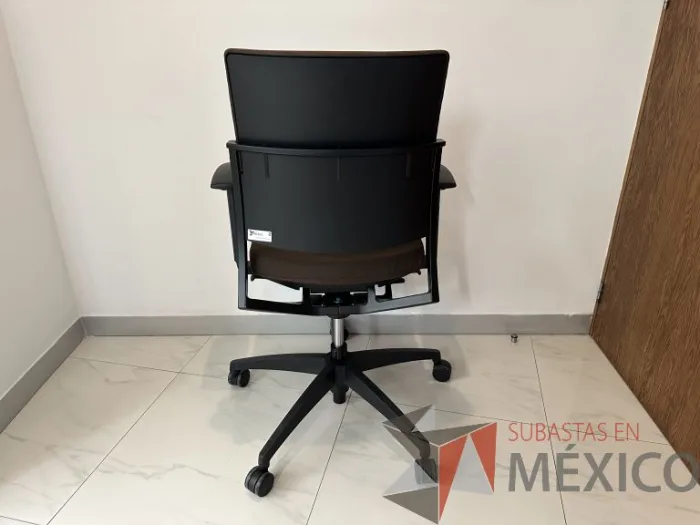 Lote 038 - Silla operativa con ruedas, descansabrazos, asiento y respaldo en tela color café - Imagen 5