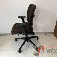 Lote 038 - Silla operativa con ruedas, descansabrazos, asiento y respaldo en tela color café - Imagen 6
