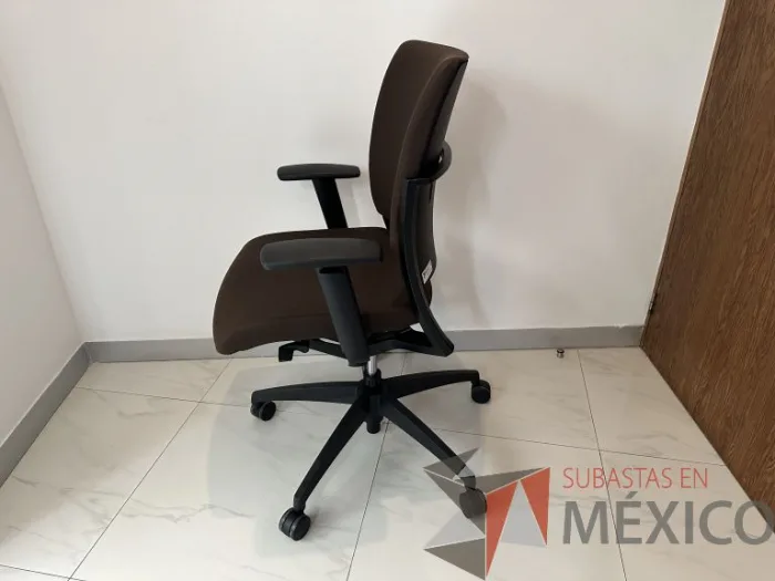 Lote 038 - Silla operativa con ruedas, descansabrazos, asiento y respaldo en tela color café - Imagen 6