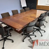 Lote 001 - Mesa de sala de juntas para 10 personas con orificio para conexiones