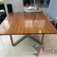 Lote 003 - Mesa cuadrada con estructura metálica con cubierta color madera
