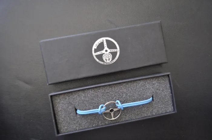 Lote 037 - Volante. Brazalete , figura de volante en metal, nuevo - Imagen 2