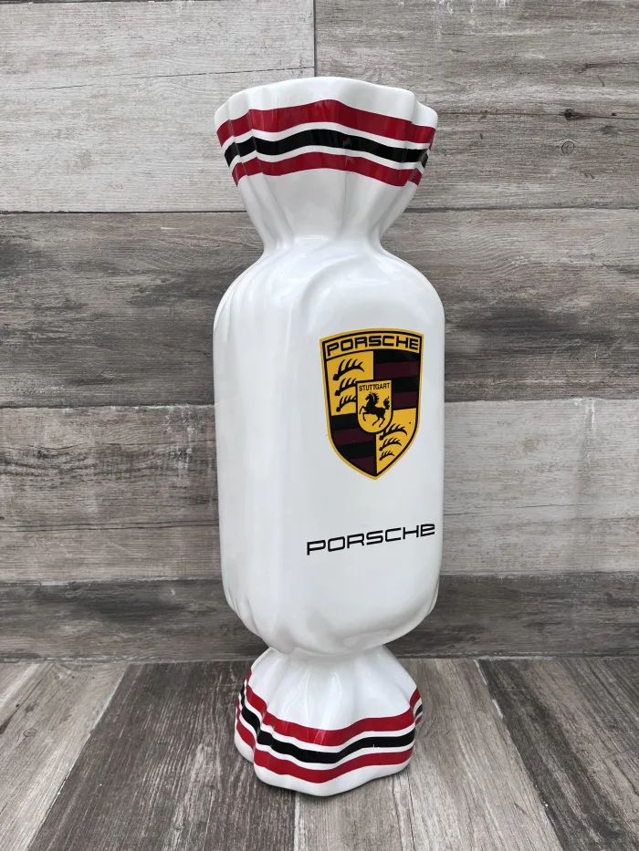 Lote 074 - Candy Porsche. Fibra de vidrio, 60 cm altura