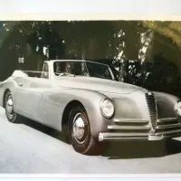 Lote 009 - Alfa Romeo 2,5L Sport Pininfarina Cabriolet, 1950. Foto B/N de André Bruneaux, 13x18cm y 12 x 16cm