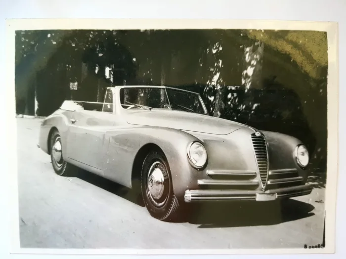 Lote 009 - Alfa Romeo 2,5L Sport Pininfarina Cabriolet, 1950. Foto B/N de André Bruneaux, 13x18cm y 12 x 16cm