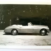 Lote 009 - Alfa Romeo 2,5L Sport Pininfarina Cabriolet, 1950. Foto B/N de André Bruneaux, 13x18cm y 12 x 16cm - Imagen 3