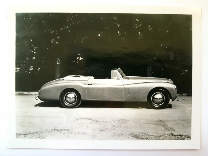 Lote 009 - Alfa Romeo 2,5L Sport Pininfarina Cabriolet, 1950. Foto B/N de André Bruneaux, 13x18cm y 12 x 16cm - Imagen 3