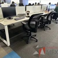 Lote 011 - Estación de trabajo para 6 personas, con divisiones de vidrio, orificios para conexiones, y 6 archiveros verticales
