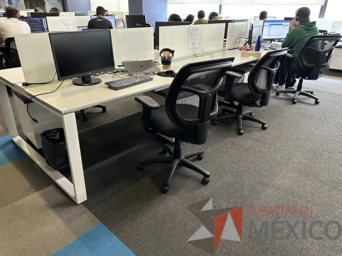 Lote 011 - Estación de trabajo para 6 personas, con divisiones de vidrio, orificios para conexiones, y 6 archiveros verticales