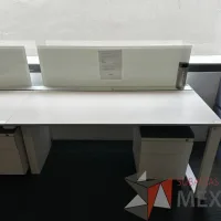 Lote 003 - Estación de trabajo lineal para 5 personas, con divisiones de vidrio, orificios para conexiones, y 5 archiveros verticales de 2 cajones con ruedas - Imagen 2