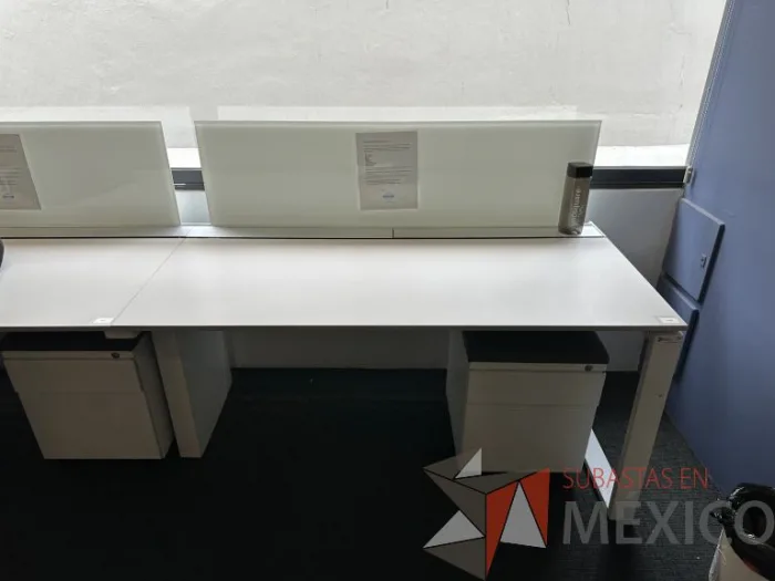 Lote 003 - Estación de trabajo lineal para 5 personas, con divisiones de vidrio, orificios para conexiones, y 5 archiveros verticales de 2 cajones con ruedas - Imagen 2