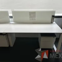 Lote 003 - Estación de trabajo lineal para 5 personas, con divisiones de vidrio, orificios para conexiones, y 5 archiveros verticales de 2 cajones con ruedas - Imagen 3