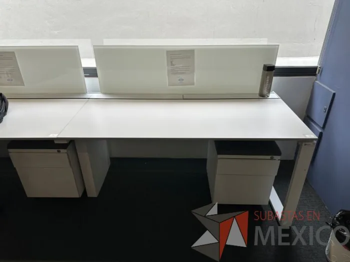 Lote 003 - Estación de trabajo lineal para 5 personas, con divisiones de vidrio, orificios para conexiones, y 5 archiveros verticales de 2 cajones con ruedas - Imagen 3