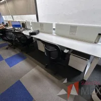 Lote 003 - Estación de trabajo lineal para 5 personas, con divisiones de vidrio, orificios para conexiones, y 5 archiveros verticales de 2 cajones con ruedas - Imagen 5