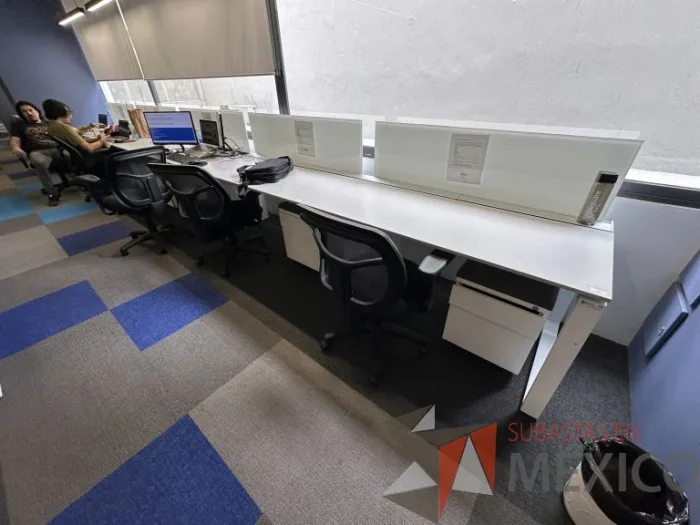 Lote 003 - Estación de trabajo lineal para 5 personas, con divisiones de vidrio, orificios para conexiones, y 5 archiveros verticales de 2 cajones con ruedas - Imagen 5