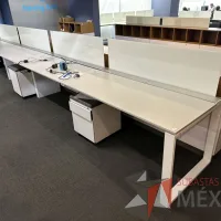Lote 017 - Estación de trabajo lineal para 4 personas, con divisiones de vidrio, orificios para conexiones, y 4 archiveros verticales de 2 cajones con ruedas 600 cm x 72 cm x 112 cm - Imagen 2