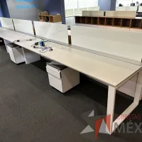 Lote 017 - Estación de trabajo lineal para 4 personas, con divisiones de vidrio, orificios para conexiones, y 4 archiveros verticales de 2 cajones con ruedas 600 cm x 72 cm x 112 cm - Imagen 3