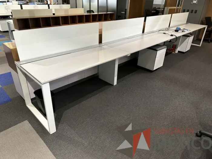 Lote 017 - Estación de trabajo lineal para 4 personas, con divisiones de vidrio, orificios para conexiones, y 4 archiveros verticales de 2 cajones con ruedas 600 cm x 72 cm x 112 cm