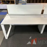 Lote 017 - Estación de trabajo lineal para 4 personas, con divisiones de vidrio, orificios para conexiones, y 4 archiveros verticales de 2 cajones con ruedas 600 cm x 72 cm x 112 cm - Imagen 5