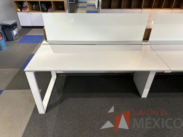 Lote 017 - Estación de trabajo lineal para 4 personas, con divisiones de vidrio, orificios para conexiones, y 4 archiveros verticales de 2 cajones con ruedas 600 cm x 72 cm x 112 cm - Imagen 5