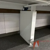 Lote 017 - Estación de trabajo lineal para 4 personas, con divisiones de vidrio, orificios para conexiones, y 4 archiveros verticales de 2 cajones con ruedas 600 cm x 72 cm x 112 cm - Imagen 6
