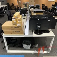 Lote 018 - Estación de trabajo para 8 personas, con divisiones de vidrio, orificios para conexiones, y 8 archiveros verticales de 2 cajones con ruedas. - Imagen 3