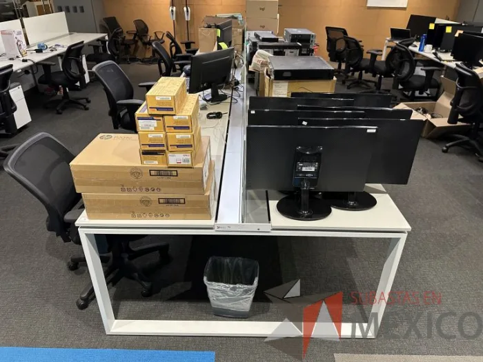 Lote 018 - Estación de trabajo para 8 personas, con divisiones de vidrio, orificios para conexiones, y 8 archiveros verticales de 2 cajones con ruedas. - Imagen 3