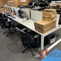 Lote 018 - Estación de trabajo para 8 personas, con divisiones de vidrio, orificios para conexiones, y 8 archiveros verticales de 2 cajones con ruedas.