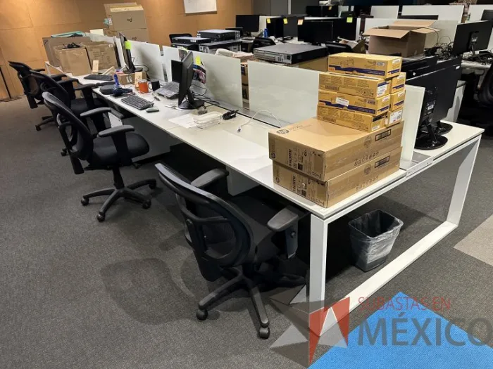 Lote 018 - Estación de trabajo para 8 personas, con divisiones de vidrio, orificios para conexiones, y 8 archiveros verticales de 2 cajones con ruedas.