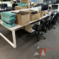 Lote 018 - Estación de trabajo para 8 personas, con divisiones de vidrio, orificios para conexiones, y 8 archiveros verticales de 2 cajones con ruedas. - Imagen 6