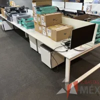 Lote 018 - Estación de trabajo para 8 personas, con divisiones de vidrio, orificios para conexiones, y 8 archiveros verticales de 2 cajones con ruedas. - Imagen 7