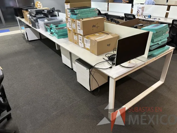 Lote 018 - Estación de trabajo para 8 personas, con divisiones de vidrio, orificios para conexiones, y 8 archiveros verticales de 2 cajones con ruedas. - Imagen 7