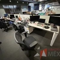 Lote 019 - Estación de trabajo para 8 personas, con divisiones de vidrio, orificios para conexiones, y 8 archiveros verticales de 2 cajones con ruedas. - Imagen 4
