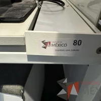 Lote 020 - Estación de trabajo lineal para 5 personas, con divisiones de vidrio, orificios para conexiones, y 5 archiveros verticales de 2 cajones con ruedas. - Imagen 2