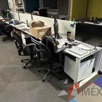 Lote 020 - Estación de trabajo lineal para 5 personas, con divisiones de vidrio, orificios para conexiones, y 5 archiveros verticales de 2 cajones con ruedas. - Imagen 3