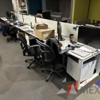 Lote 020 - Estación de trabajo lineal para 5 personas, con divisiones de vidrio, orificios para conexiones, y 5 archiveros verticales de 2 cajones con ruedas. - Imagen 4