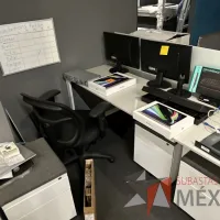 Lote 020 - Estación de trabajo lineal para 5 personas, con divisiones de vidrio, orificios para conexiones, y 5 archiveros verticales de 2 cajones con ruedas. - Imagen 5