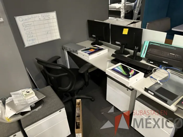Lote 020 - Estación de trabajo lineal para 5 personas, con divisiones de vidrio, orificios para conexiones, y 5 archiveros verticales de 2 cajones con ruedas. - Imagen 5