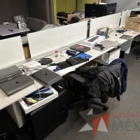 Lote 020 - Estación de trabajo lineal para 5 personas, con divisiones de vidrio, orificios para conexiones, y 5 archiveros verticales de 2 cajones con ruedas.