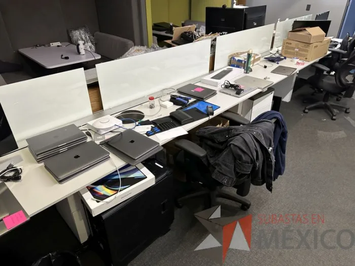 Lote 020 - Estación de trabajo lineal para 5 personas, con divisiones de vidrio, orificios para conexiones, y 5 archiveros verticales de 2 cajones con ruedas. - Imagen 7