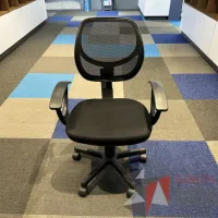 Lote 022 - Silla secretarial con ruedas, descansabrazos, respaldo en malla y asiento en tela color negro - Imagen 2