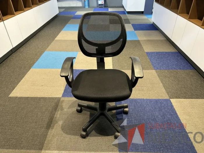 Lote 022 - Silla secretarial con ruedas, descansabrazos, respaldo en malla y asiento en tela color negro - Imagen 2