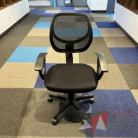Lote 022 - Silla secretarial con ruedas, descansabrazos, respaldo en malla y asiento en tela color negro