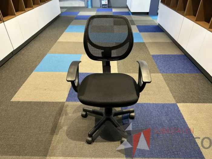 Lote 022 - Silla secretarial con ruedas, descansabrazos, respaldo en malla y asiento en tela color negro